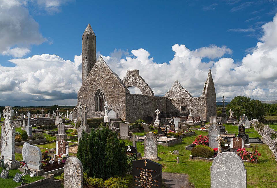 Kilmacduagh Cathedral（Ireland）