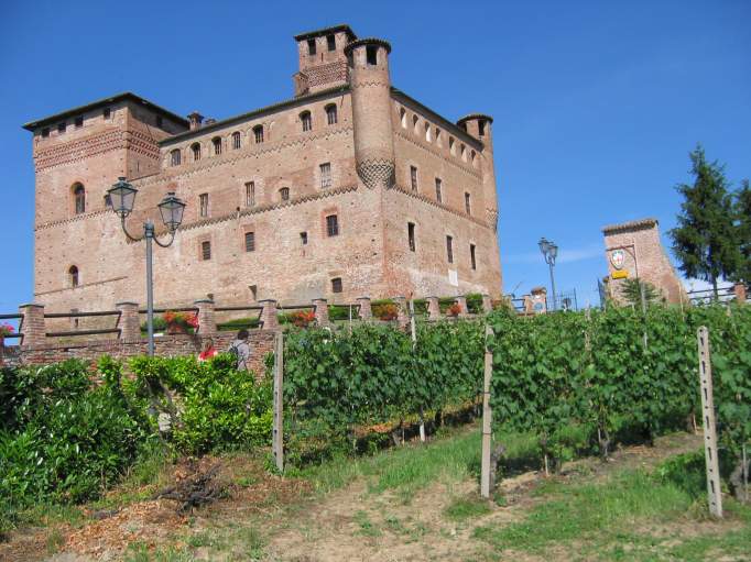 The Vineyard Landscape of Piedmont: Langhe-Roero and Monferrato（Italy）